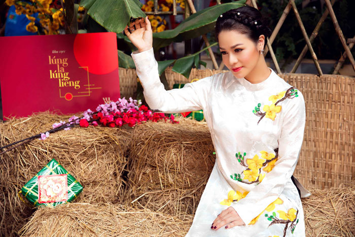 Người đẹp Việt xúng xính áo dài xuống phố đón Xuân - Ảnh 1