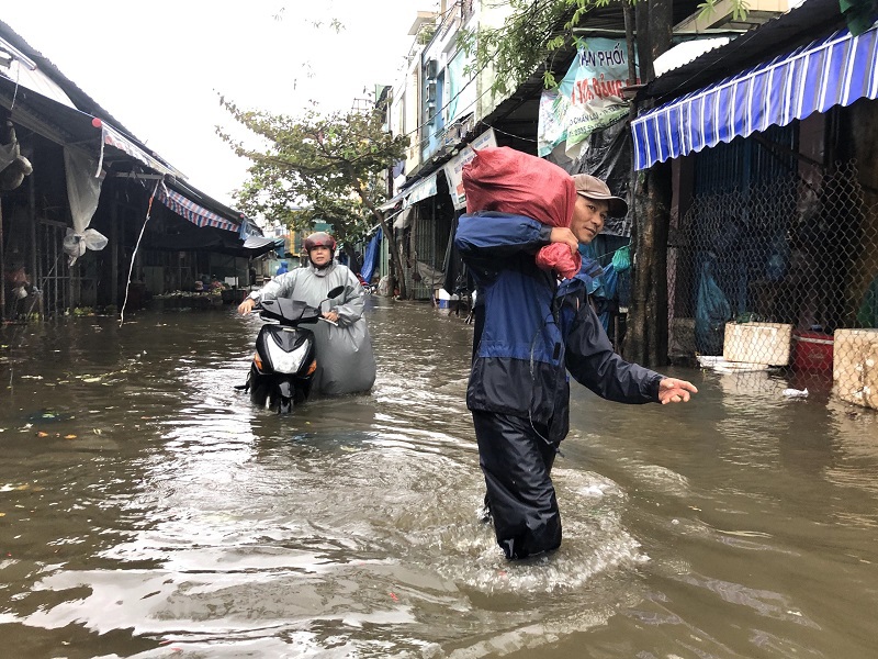 Quảng Nam: Mưa lớn liên tục, chợ Tam Kỳ ngập trong biển nước - Ảnh 1