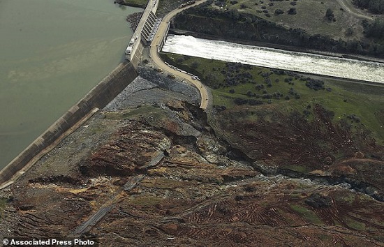 Mỹ: Đập Oroville sắp vỡ, bang California ban bố tình trạng khẩn cấp - Ảnh 3