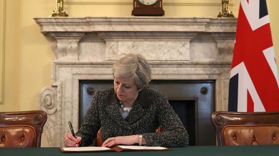 Thủ tướng Anh ký bức thư chính thức khởi động Brexit - Ảnh 1