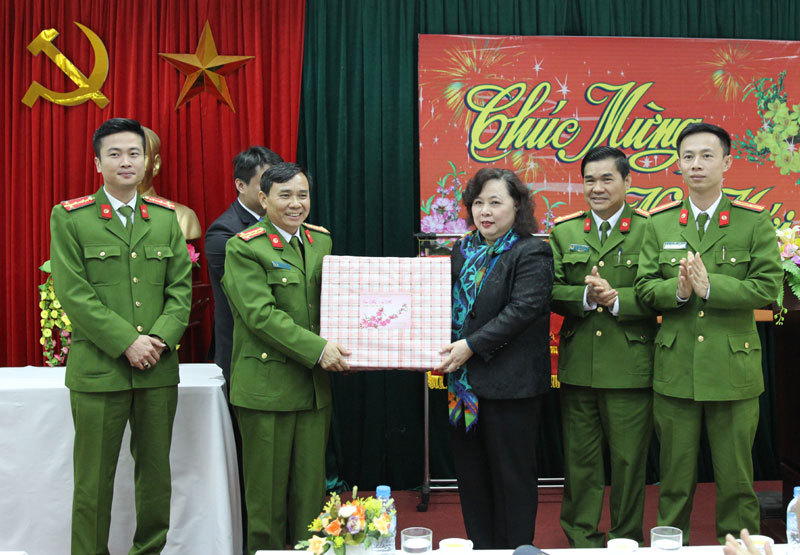 Chủ tịch HĐND TP Hà Nội Nguyễn Thị Bích Ngọc tặng quà gia đình chính sách quận Hoàn Kiếm - Ảnh 1
