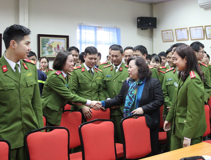 Chủ tịch HĐND TP Hà Nội Nguyễn Thị Bích Ngọc tặng quà gia đình chính sách quận Hoàn Kiếm - Ảnh 2
