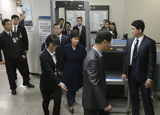 Thế giới tuần qua: Hàn Quốc bắt giam cựu tổng thống Park Geun-hye - Ảnh 1