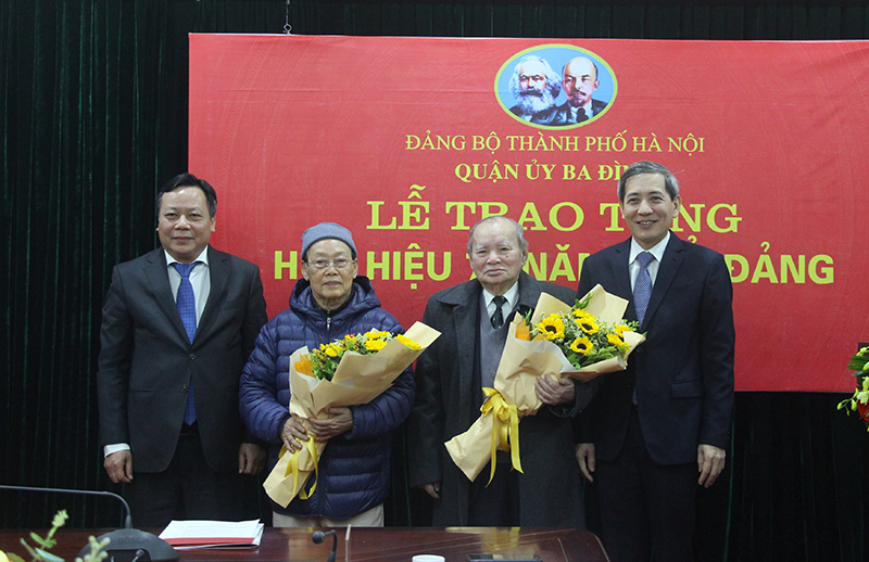 Phó Bí thư Thành ủy Nguyễn Văn Phong trao Huy hiệu Đảng cho đảng viên lão thành - Ảnh 2