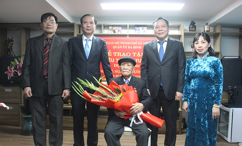 Phó Bí thư Thành ủy Nguyễn Văn Phong trao Huy hiệu Đảng cho đảng viên lão thành - Ảnh 1