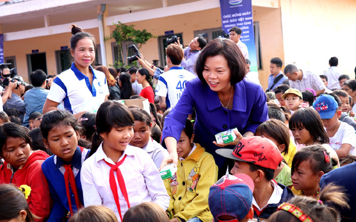 Vinamilk tiên phong mang chương trình Sữa học đường đến với trẻ em Đắk Nông - Ảnh 3
