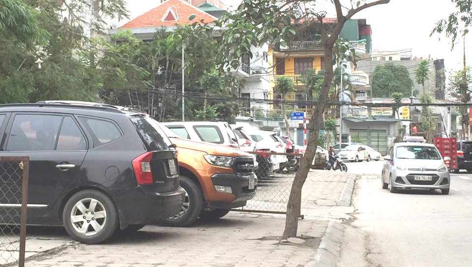 Tại phường Cống Vị, quận Ba Đình: Trông giữ xe không phép trên đất dự án biến tướng - Ảnh 1