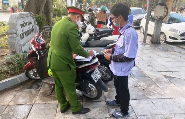 Hai bãi xe trên phố Đinh Tiên Hoàng bị xử phạt 7,5 triệu đồng - Ảnh 1