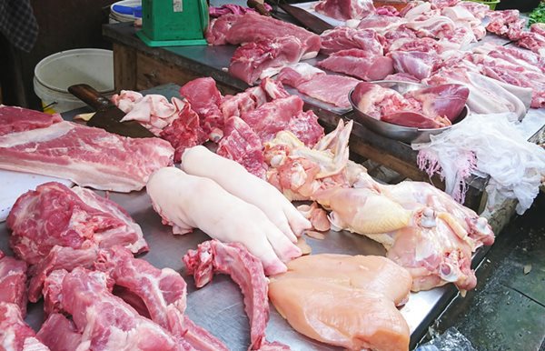 Thịt lợn ngoài chợ đắt hơn siêu thị - Ảnh 1