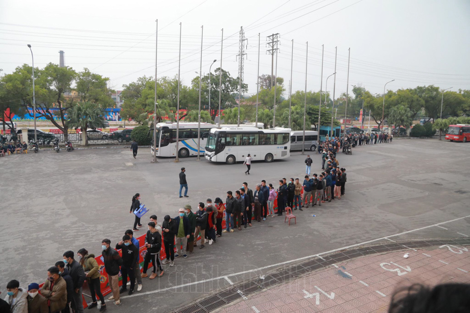 Người dân Phú Thọ xếp hàng mua vé cổ vũ ĐTQG và U22 Việt Nam - Ảnh 2