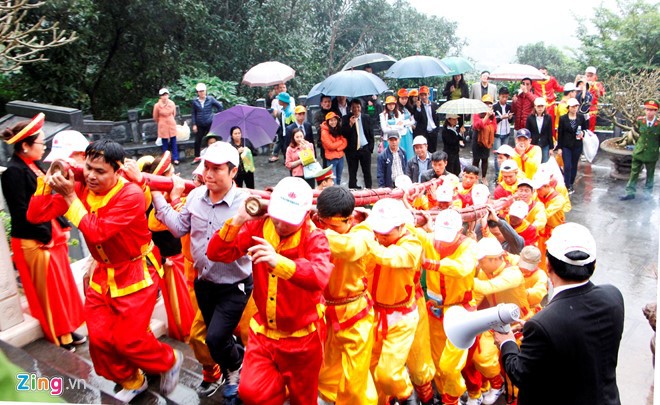 Đội mưa dâng cặp bánh chưng 700 kg lên mộ thân mẫu Chủ tịch Hồ Chí Minh - Ảnh 1