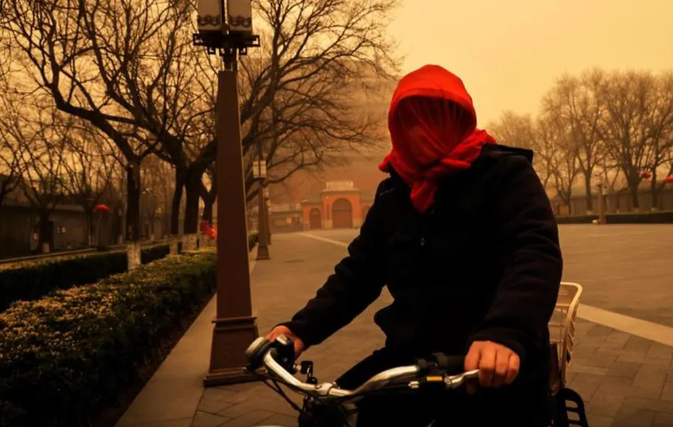 [Ảnh] Bắc Kinh ''đục ngầu'' vì bão cát lớn nhất thập kỷ - Ảnh 1
