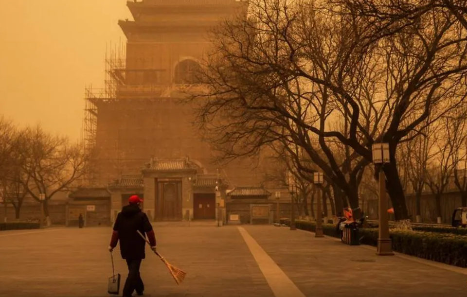[Ảnh] Bắc Kinh ''đục ngầu'' vì bão cát lớn nhất thập kỷ - Ảnh 3