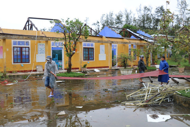 Thêm hơn 4.200 nhà dân bị tốc mái, hư hỏng do bão số 13 - Ảnh 1