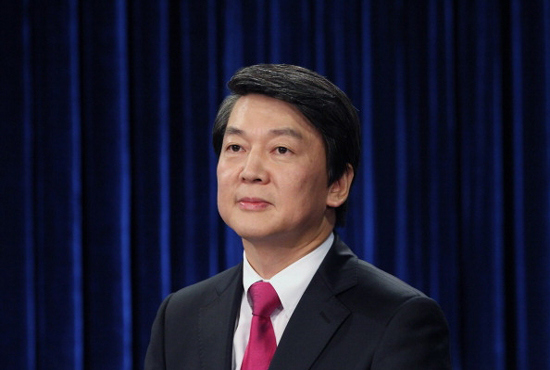 Bầu cử Tổng thống Hàn Quốc: Hai ứng viên hàng đầu bám đuổi sít sao - Ảnh 1