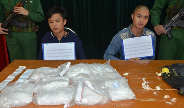 Bắt giữ vụ vận chuyển 5kg ma túy dạng đá từ Trung Quốc về Việt Nam - Ảnh 1