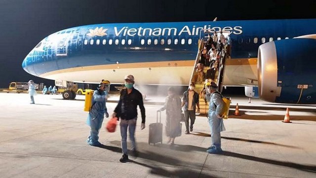 Từ vụ nam tiếp viên hàng không của Vietnam Airlines nhiễm Covid-19: Kẽ hở phòng dịch từ “đặc quyền” cho tổ bay? - Ảnh 1