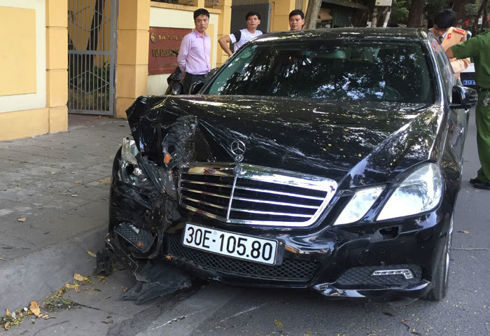 Hà Nội: Mercedes húc văng 2 xe máy khiến 4 người bị thương - Ảnh 2