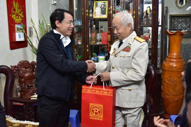 Phó Chủ tịch UBND TP Hà Nội Nguyễn Trọng Đông thăm, tặng quà Tết các gia đình chính sách quận Cầu Giấy - Ảnh 2