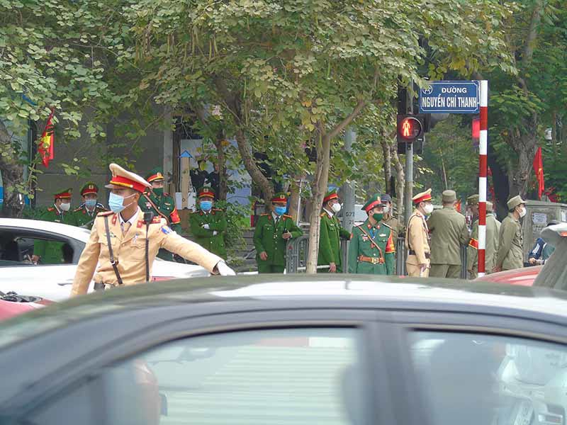 Lực lượng cảnh sát giao thông phân luồng, bảo đảm giao thông phục vụ Đại hội Đảng - Ảnh 3