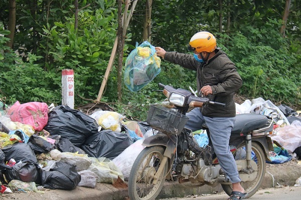 Hà Tĩnh: Hành lang đường mòn Hồ Chí Minh đang trở thành bãi rác - Ảnh 6