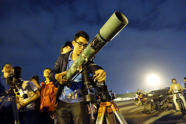 Cận cảnh siêu trăng tại Hà Nội - Ảnh 14