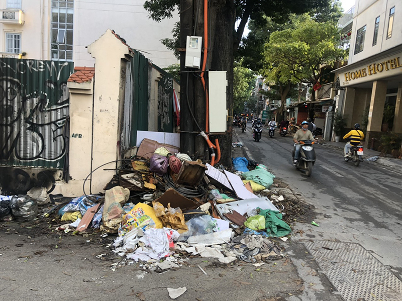 Sau 1 tuần phản ánh: Tuyến phố Yên Phụ vẫn tràn ngập rác thải - Ảnh 1