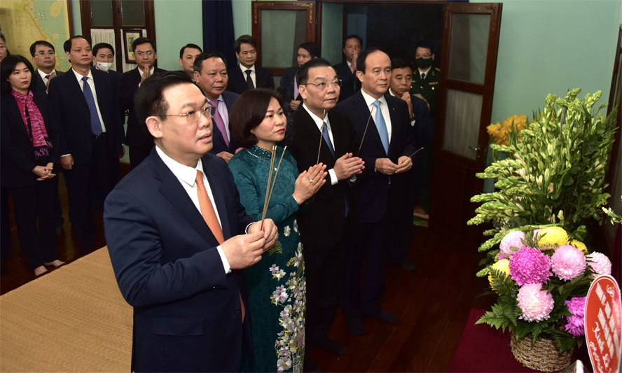 Lãnh đạo TP Hà Nội dâng hương tưởng nhớ Chủ tịch Hồ Chí Minh - Ảnh 1