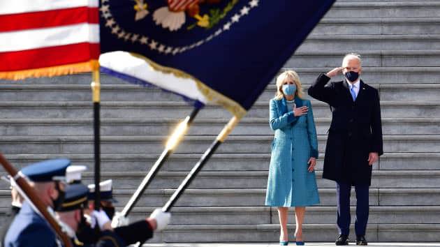 Những khoảnh khắc đánh dấu cuộc chuyển giao quyền lực từ ông Donald Trump sang Joe Biden - Ảnh 4