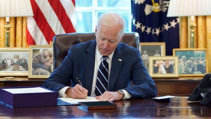 Tổng thống Biden ký ban hành luật gói kích thích khổng lồ 1,9 ngàn tỷ USD - Ảnh 1