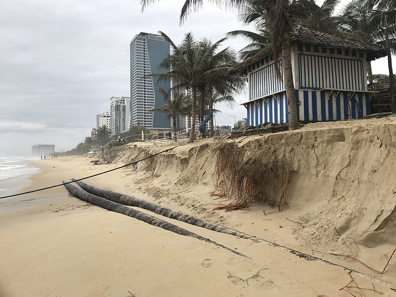 Ảnh: Sóng dâng cao “nuốt” hàng trăm mét bãi biển Đà Nẵng - Ảnh 1