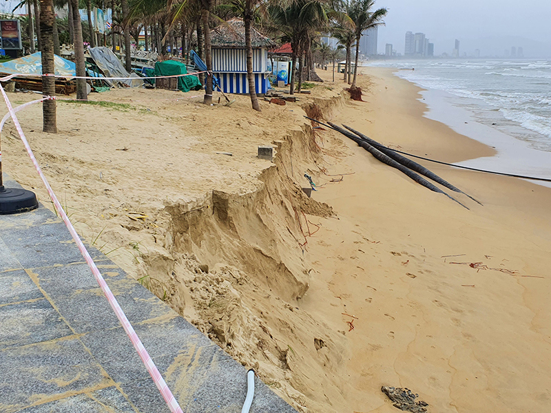 Ảnh: Sóng dâng cao “nuốt” hàng trăm mét bãi biển Đà Nẵng - Ảnh 2
