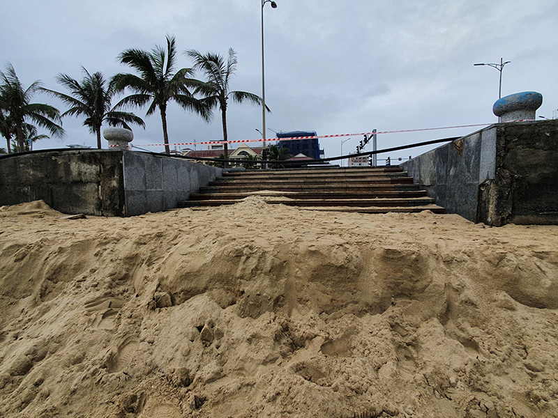 Ảnh: Sóng dâng cao “nuốt” hàng trăm mét bãi biển Đà Nẵng - Ảnh 10