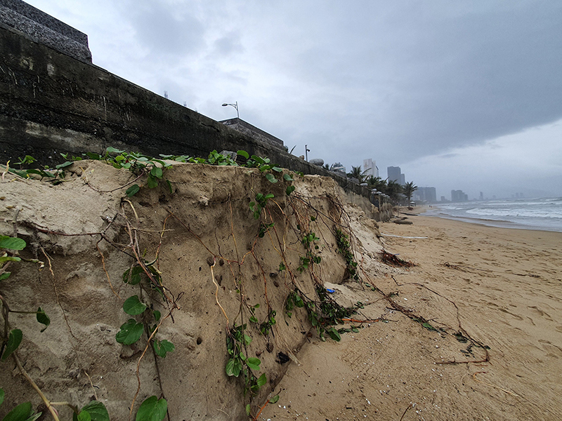 Ảnh: Sóng dâng cao “nuốt” hàng trăm mét bãi biển Đà Nẵng - Ảnh 3