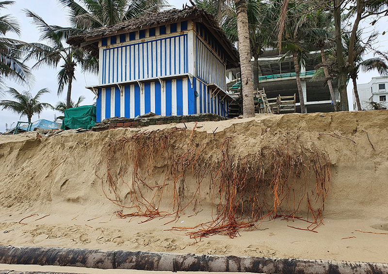 Ảnh: Sóng dâng cao “nuốt” hàng trăm mét bãi biển Đà Nẵng - Ảnh 9