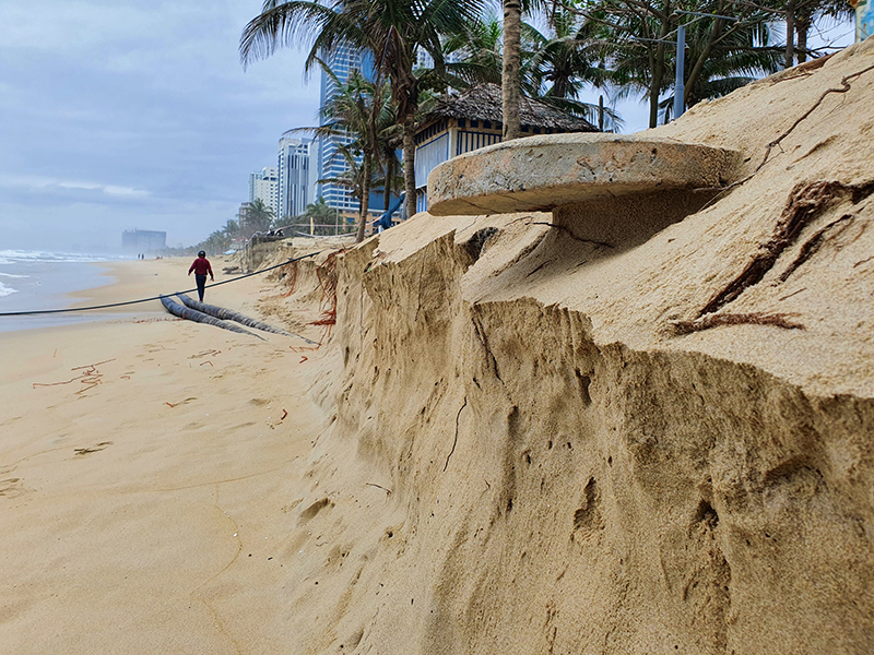 Ảnh: Sóng dâng cao “nuốt” hàng trăm mét bãi biển Đà Nẵng - Ảnh 4