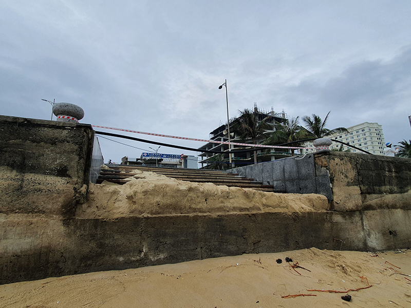 Ảnh: Sóng dâng cao “nuốt” hàng trăm mét bãi biển Đà Nẵng - Ảnh 6
