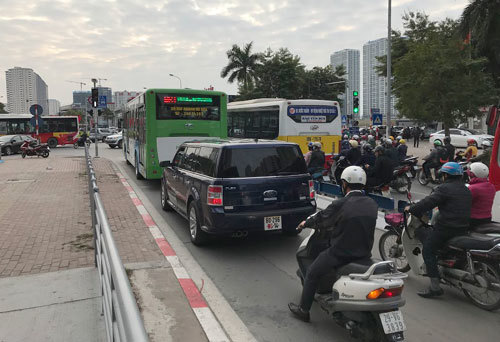 Hàng loạt phương tiện cố tình lấn làn xe buýt BRT - Ảnh 2