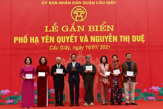 Quận Cầu Giấy gắn biển đặt tên 2 tuyến phố mới - Ảnh 1