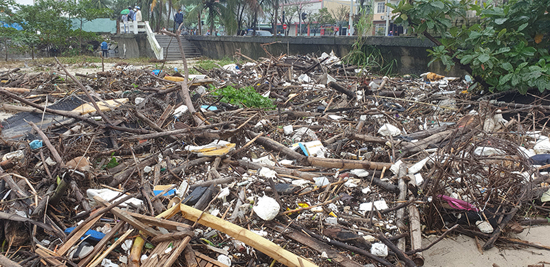 Ảnh: Lượng rác khổng lồ tấp vào bãi biển Đà Nẵng sau bão Vamco - Ảnh 6