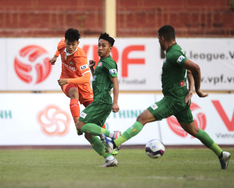 Thất bại trước tân binh của V-League, HLV trưởng Sài Gòn lại đổ lỗi cho mặt sân - Ảnh 1