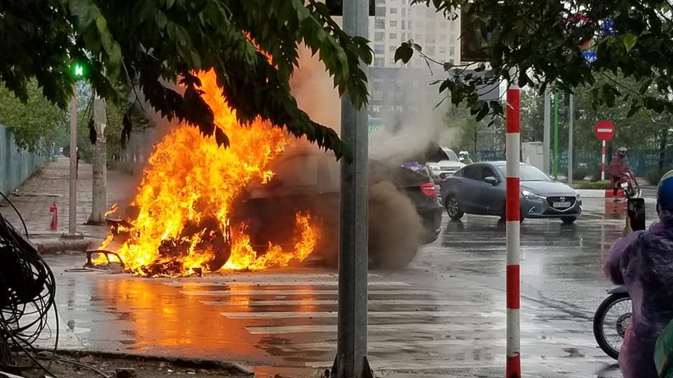 Hà Nội: BMW X6 bốc cháy khi đang đi trên đường - Ảnh 1