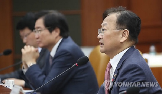 Bê bối Choigate thành gánh nặng của kinh tế Hàn Quốc - Ảnh 1