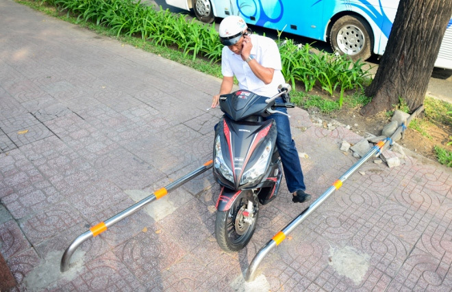 Đủ kiểu lắp barie ngăn xe máy lên vỉa hè ở TP Hồ Chí Minh - Ảnh 1