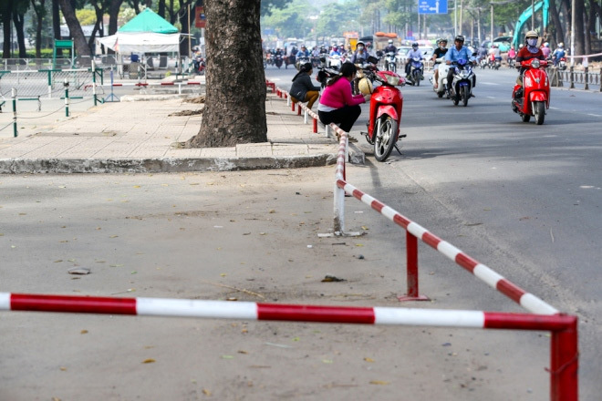 Đủ kiểu lắp barie ngăn xe máy lên vỉa hè ở TP Hồ Chí Minh - Ảnh 2