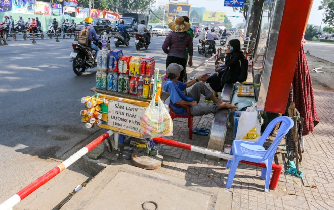 Đủ kiểu lắp barie ngăn xe máy lên vỉa hè ở TP Hồ Chí Minh - Ảnh 3