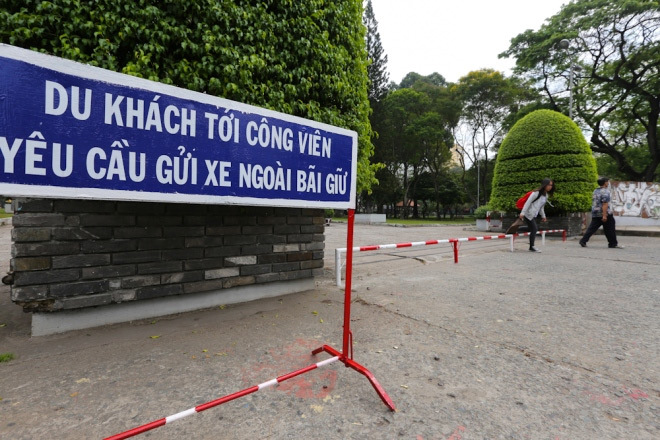 Đủ kiểu lắp barie ngăn xe máy lên vỉa hè ở TP Hồ Chí Minh - Ảnh 7