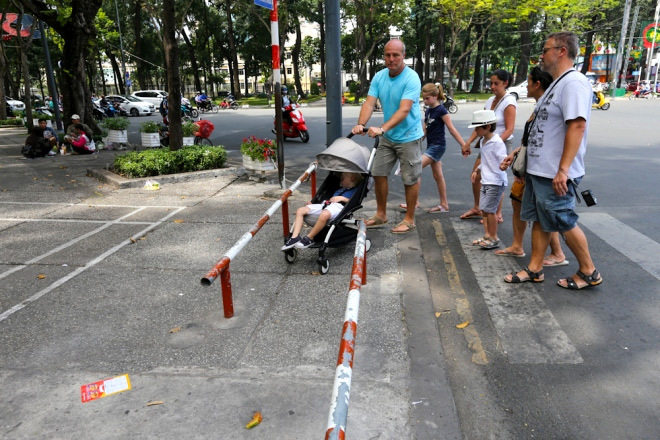 Đủ kiểu lắp barie ngăn xe máy lên vỉa hè ở TP Hồ Chí Minh - Ảnh 9