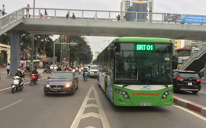 Nhìn lại tuần đầu chính thức vận hành xe buýt nhanh BRT - Ảnh 1