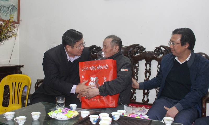 Lãnh đạo Thành phố thăm, tặng quà Tết các cá nhân tiêu biểu tại quận Hoàng Mai - Ảnh 4